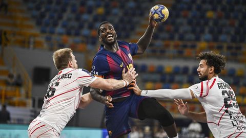 Dika Mem, capit�n del Barcelona, siendo agarrado durante un encuentro contra el Veszprem