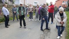 Los residentes recorren la carretera llena de baches que llega a sus casas. 