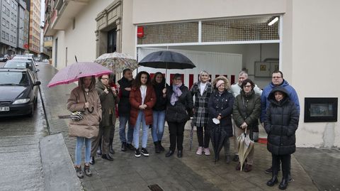 Vecinos afectados frente a la puerta del garaje, que da a la calle R�o Xubia