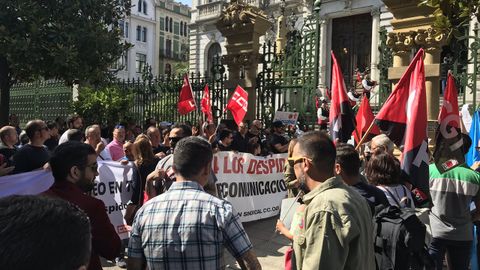 Protesta de los trabajadores de Zener ante la Junta General coincidiendo con la toma de posesi�n de Adri�n Barb�n