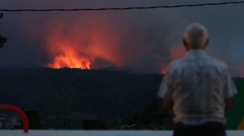 Vista de uno de los incendios registrados este s�bado en Vimianzo