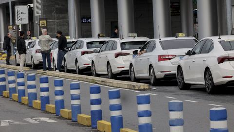 Parada de taxis en el aeropuerto de Alvedro.