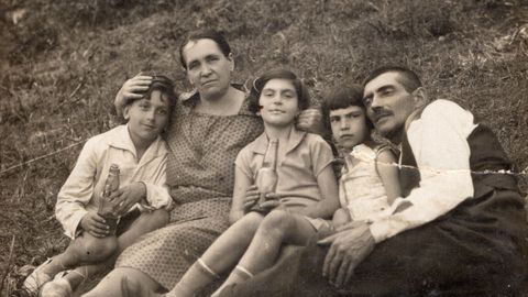 Mariano Novío, con su mujer, sus hijas Ana y Mercedes, su mujer y un primo de los pequeños