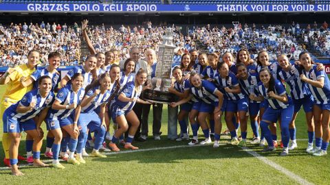 Las deportivistas, con el trofeo, junto al concejal de deportes, Manuel V�zquez