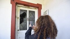 Una familiar de la propietaria, sacando fotos a la puerta por la que accedieron los cacos.