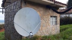 La antena de COPE situada en el Monte Naranco, en el suelo
