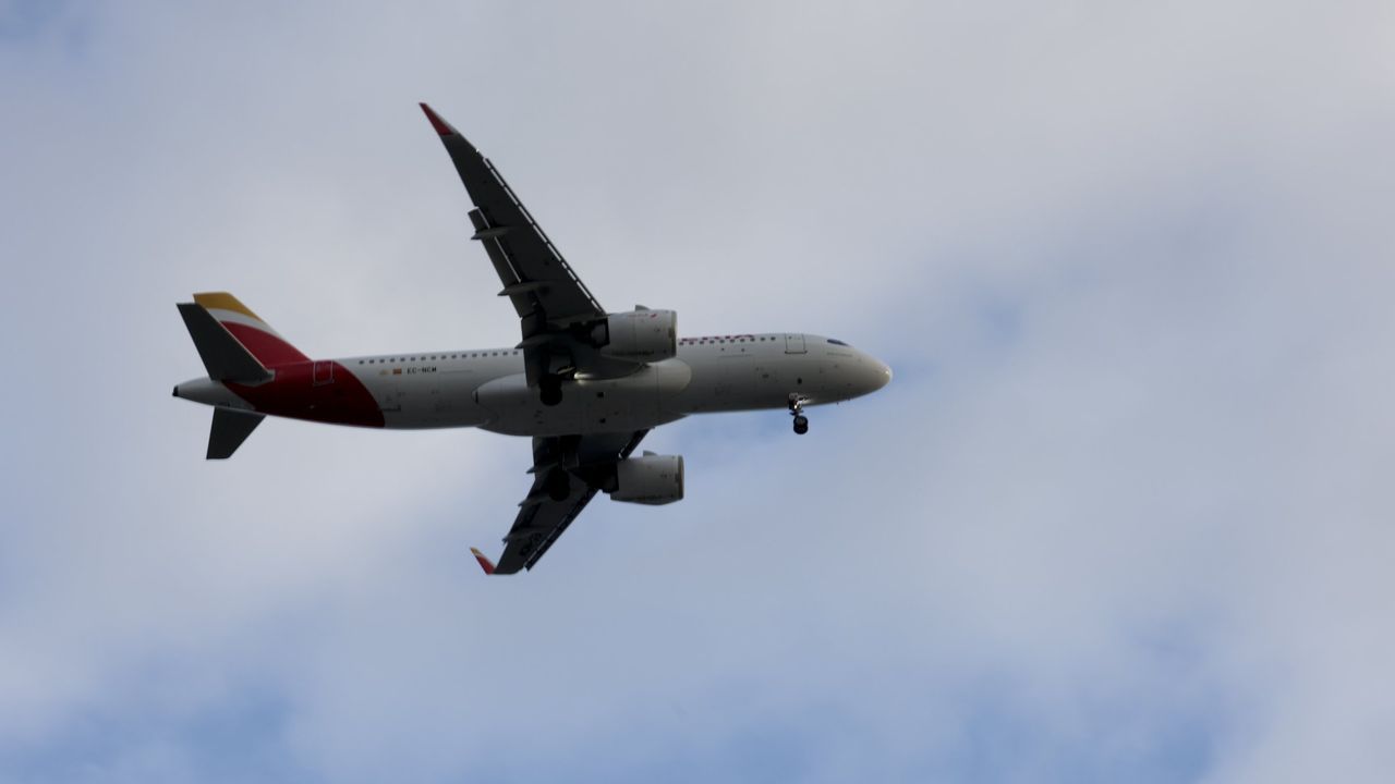 La Cámara de A Coruña demanda vuelos directos con París, Ámsterdam, Lisboa, Bruselas, Sevilla y Alicante