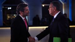 El ultraderechista Andr� Ventura y el socialista Andr� Ventura se saludan antes del debate electoral 