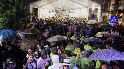 Una multitud esperaba a las ocho y media de la tarde que empezase el pregn de la 42 Feira do Vio de Quiroga