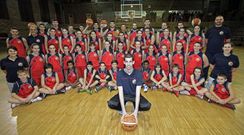 Sergio Gonz�lez posa con integrantes de varios de los 24 equipos que conforman la estructura del club, nacido en 1983. 