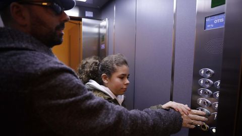 Aunque los ascensores tienen sistema Braille, como yoi fui ciego repentino, no conocía ese lenguaje, asi que necesité ayuda para marcar el piso.
