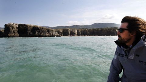 Un pasajero de la lancha a la altura de su paso por As Catedrais.