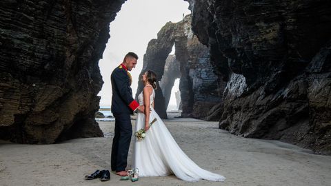 Cada vez más parejas de diferentes puntos de la mitad norte de España eligen la playa de As Catedrais para inmortalizar recuerdos de sus bodas, según indica Álvaro Gómez