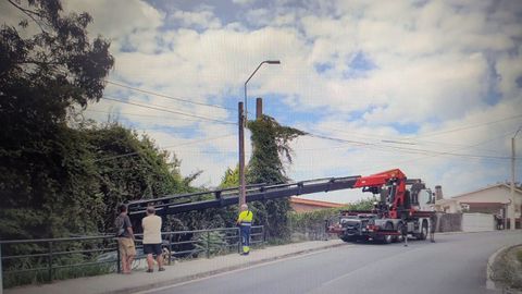 La gr�a pluma tuvo que izar el autom�vil por encima del pretil de la carretera, en el lugar de A Herbosa