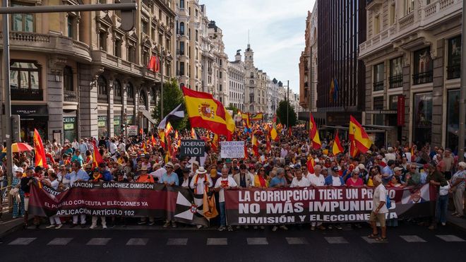 Cientos de personas portan pancarta con lema �La corrupci�n tiene un precio. No m�s impunidad. Dimisi�n y elecciones ya� durante una manifestaci�n para expresar apoyo a Ceuta y exigir la celebraci�n de elecciones generales.