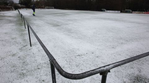 Nieve en el campo de ftbol de A Silva, Cerceda. 