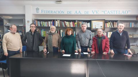 Miembros de la Federaci�n de Asociaci�ns de Veci�os Castelao, en Pontevedra, este lunes en rueda de prensa
