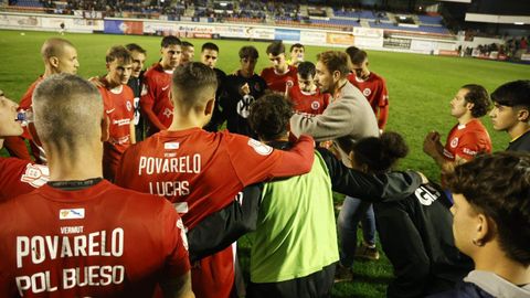 Los jugadores y cuerpo t�cnico de la UD Ourense justo antes del inicio de la pr�rroga.