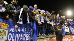 Tejera saluda a los aficionados del Oviedo en el Francisco de la Hera