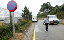 Las se�ales se repusieron ayer, por tercera vez, a la entrada y salida del vial de Bai�n. 