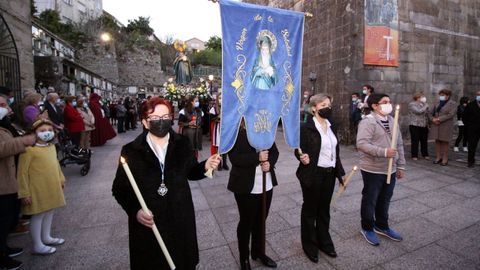 La Irmandade do Cristo da Misericordia sac en procesin las imgenes del Ecce Homo y las vrgenes de la Amargura y la Soledad tras la celebracin de la misa.