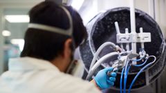Un t�cnico ultima, este lunes, uno de los respiradores fabricados con impresoras 3D en la Zona Franca de Barcelona