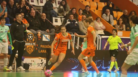 Lara D�az y Sydorenko persiguen el bal�n durante el encuentro contra Penya Esplugues.