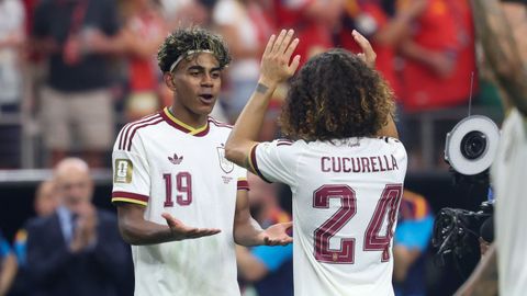 Lamine Yamal y Marc Cucurella durante el partido de Espa�a contra Portugal
