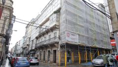 El edificio situado en la esquina de la calle Magdalena con A Coru�a es de los pocos del barrio que conserva el balc�n corrido t�pico del siglo XVIII