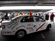 Un taxista denuncia con pintadas en su coche la actividad de Uber . 