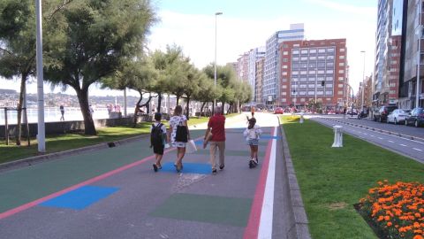 Paseantes por la nueva zona peatonal habilitada de manera provisional en la calzada del Muro de San Lorenzo