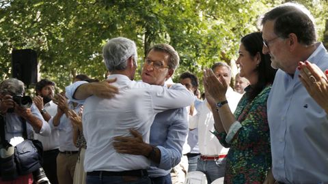 Rueda y Feijoo se saludan en Cerdedo-Cotobade en presencia de Mariano Rajoy 