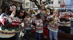 Una familia comiendo Lacasitos durante las campanadas adelantadas.