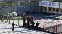 Agentes de polica, esta maana, frente a la planta de hormigones de Maceiras