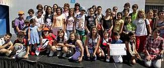 TODOS LOS ALUMNOS GALARDONADOS por el Programa Prensa-Escuela en el curso 2010-2011 posaron felices tras recibir los premios