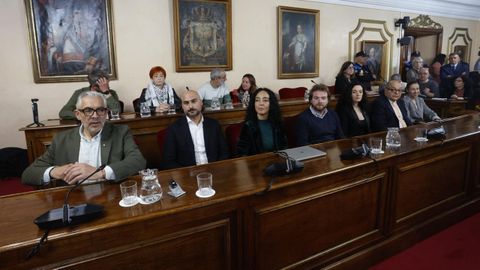 La bancada socialista. Al fondo, a la derecha, escoltada por un polic�a local, Mar�a Reigosa