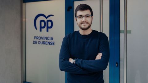 Gil Blanco, el nuevo l�der juvenil del PP, posa ante la sede del partido en Ourense.