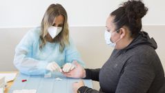 Test r�pidos antes del comienzo del curso. El d�a 1 de septiembre comenzaron en la zona los test para comprobar si los docentes tienen o han tenido coronavirus. El personal sanitario se desplaz� ayer al colegio Xes�s San Luis Romero (en la imagen), al CRA Ponte da Pedra y a Aspaber y ma�ana estar�n en el Fogar. Ya se conocen algunos resultados. Todos los docentes y el personal del Berganti�os, el segundo centro de Carballo, dieron negativo. 