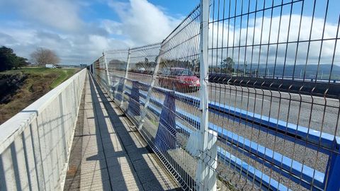 Uno de los puntos donde se observa el vallado m�s da�ado, vencido por el viento y asegurado con bridas de pl�stico y alambre