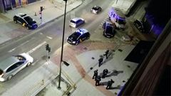 Efectivos policiales en el lugar del tiroteo en Avil�s