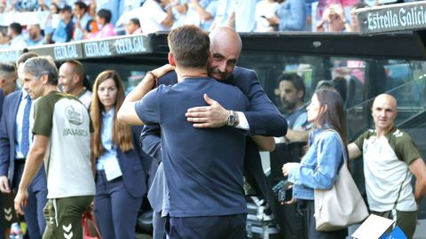 El t�cnico del Sevilla, Luis Garc�a Plaza, saluda al del Celta, Claudio Gir�ldez, antes del inicio del choque.