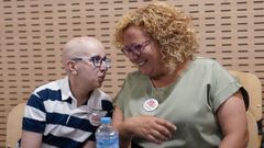 Sonia charla con Samuel, un nio que se recupera de su tumor gracias al nuevo tratamiento.