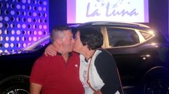 Fina, ganadora del sorteo del coche en La Luna, besando a su pareja, Manuel, en el momento de la entrega del vehculo.