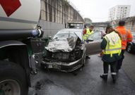 El coche qued� destrozado al empotrarse en el cami�n. 
