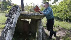 Narla, xunto a un dolmen que hai na parroquia de Cot (Friol). 