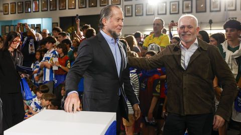 El presidente de la Corporaci�n Voz de Galicia, Lois Blanco, da la bienvenida a Juan Carlos Escotet