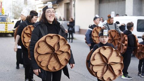 El desfile del carnaval de Sarria re�ne a peque�os y mayores