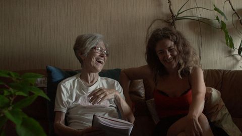 Imaxe da película con Zeltia Outeiriño e a súa nai, Socorro