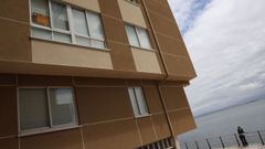 Una vivienda con el cartel de se alquila en Ribeira, donde los arrendamientos mueven m�s de siete millones de euros al a�o.