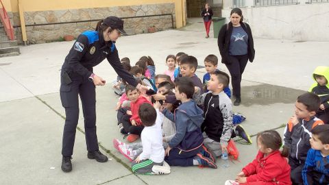 Charla de dos mujeres de la Polic�a de Ribeira a los alumnos